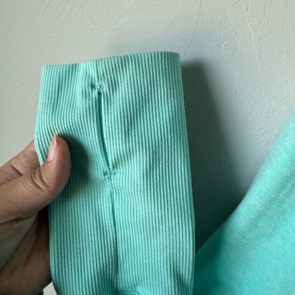 Nike Woman’s Running Long Sleeve Shirt w/ thumb holes - Picture 5 of 5